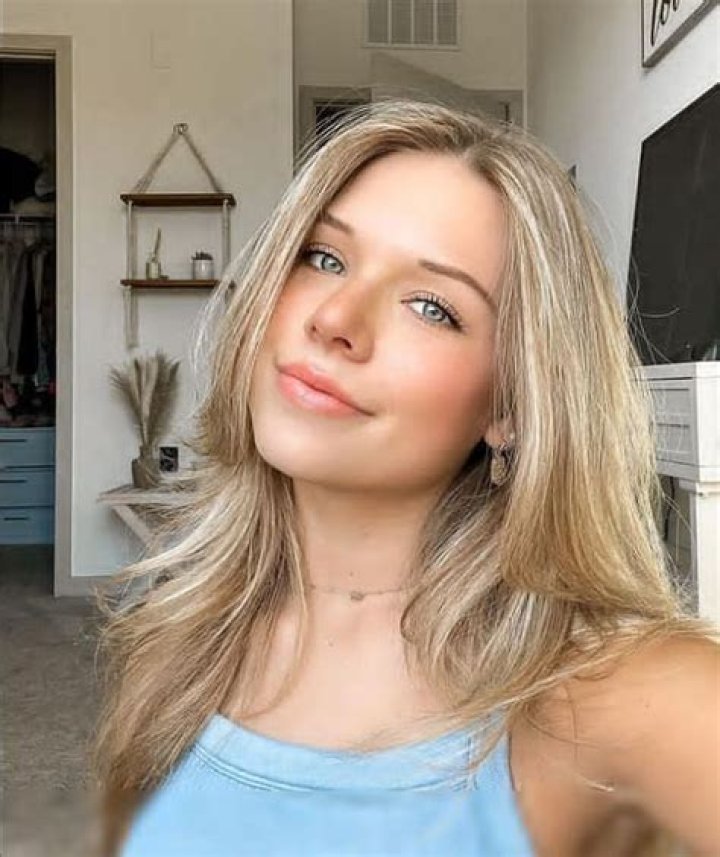 
Sarah Graysun Height, Weight, Net Worth, Age, Birthday, Wikipedia, Who, Nationality, Biography 