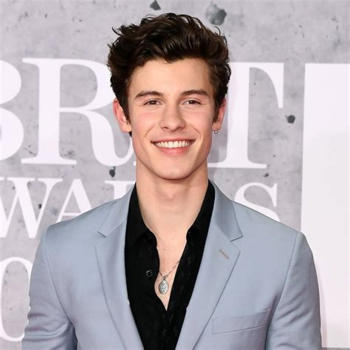 Shawn Mendes Biography - Facts, Childhood, Family Life & Achievements