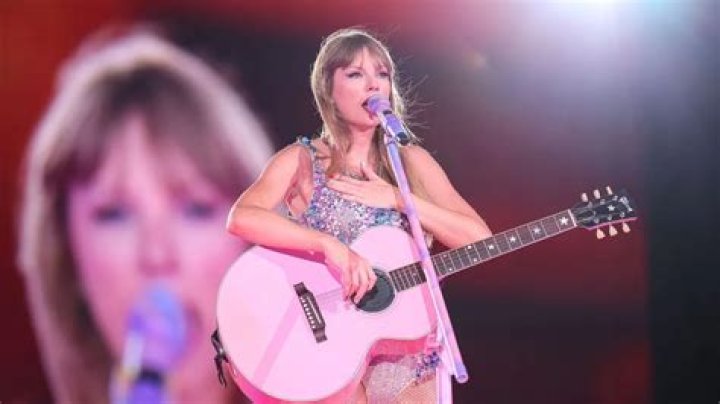 ‘Looks like sadness and pain in her eyes’: Taylor Swift performs ‘Cornelia Street’ in Mexico City