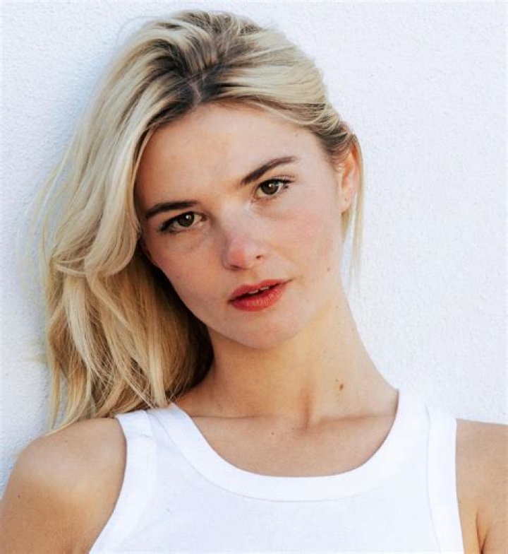 Stefanie Scott Biography - Facts, Childhood, Family Life & Achievements