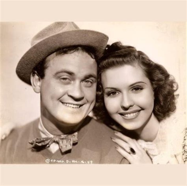 Tyler Florence: Wife, net worth, tattoos, smoking & body facts