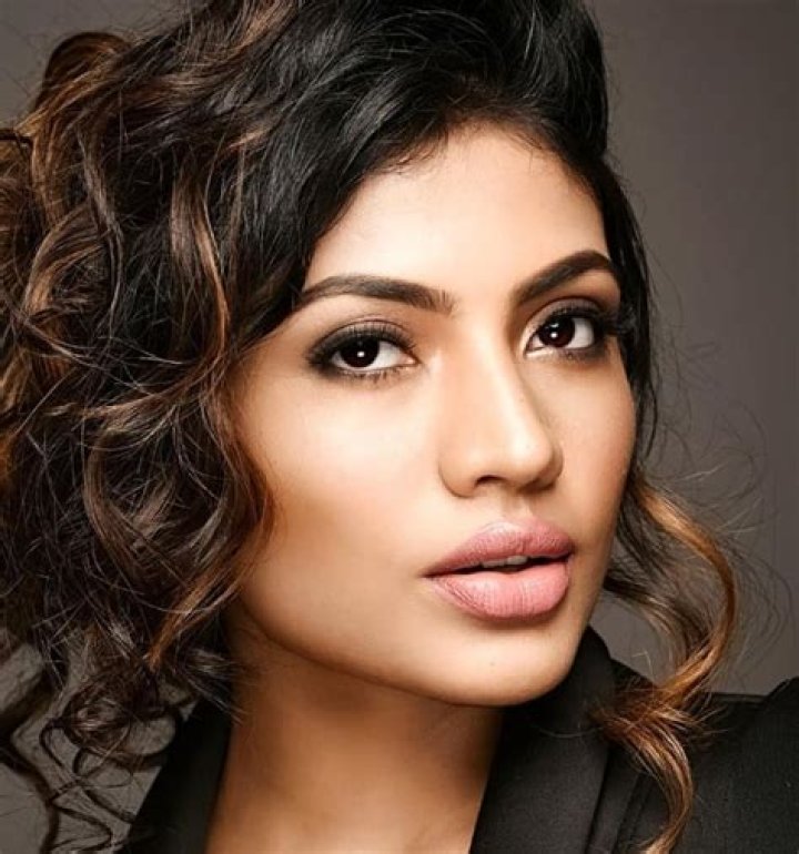 Urvi Shetty Age, Biography, Family, Net Worth, Height & More