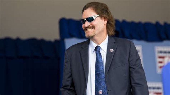 Wade Boggs explains the true story behind his ‘It’s Always Sunny’ episode and drinking one hundred beers in a day