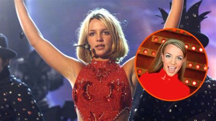 What is the Britney Spears ‘Oops!… I Did It Again’ microphone debacle?