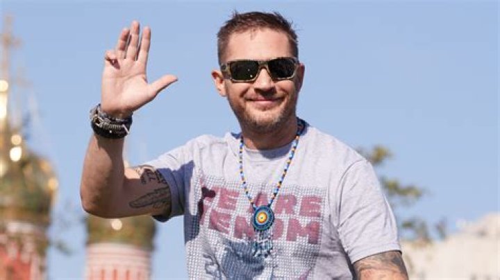 What Is Wrong With Tom Hardy Hands – Is He Missing His Pinky Finger?