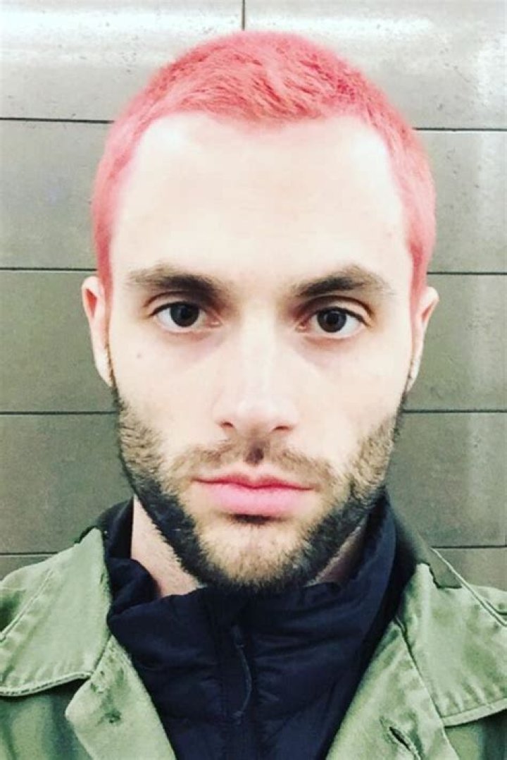 When did Penn Badgley have pink hair?