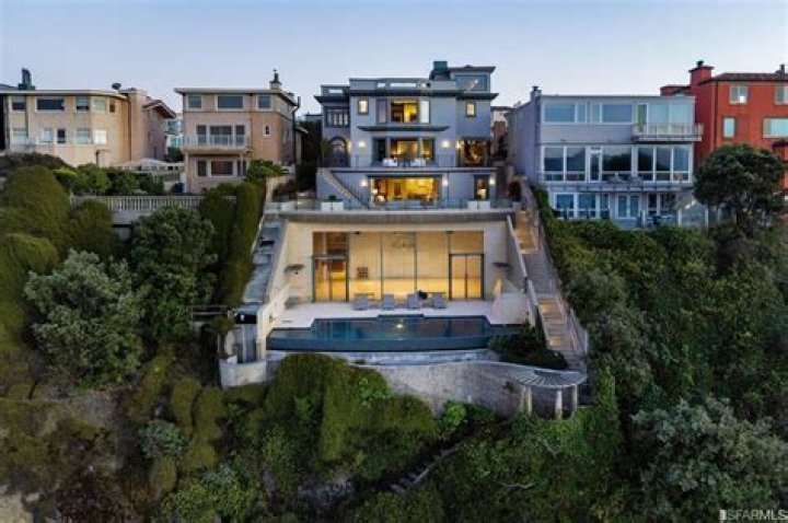 Where is Jack Dorsey's house? Does Jack Dorsey live in San Francisco?