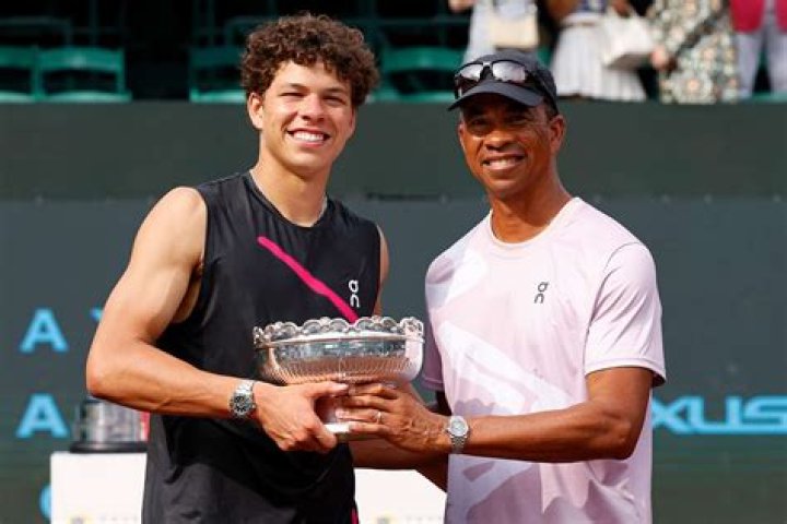 Who are Ben Shelton coaches Bryan Shelton, Dean Goldfine?