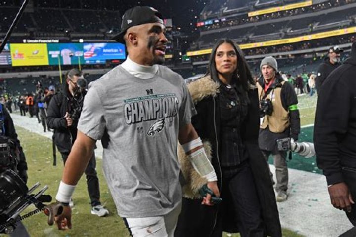 
Who Is Jim Burrow’s Wife? Or Is He Dating A Girlfriend? His Love Life, Children, & More 