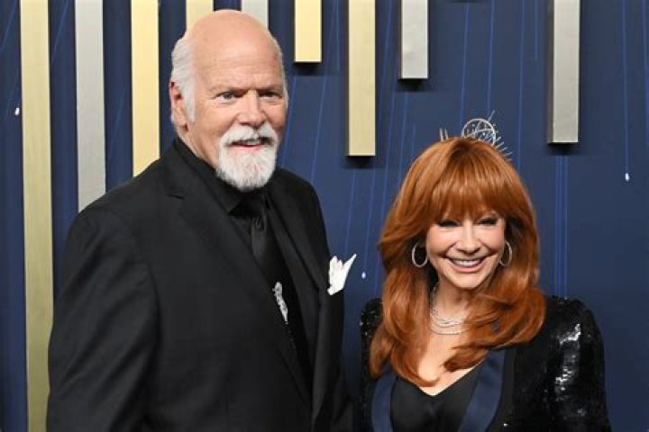 Who is Reba McEntire dating?
