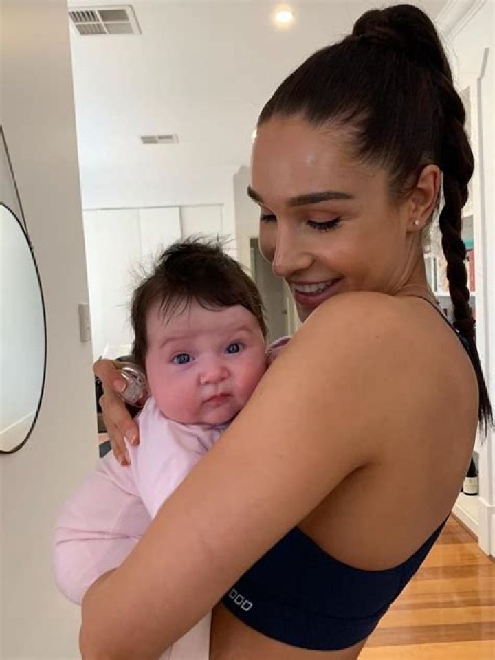 Why Did Kayla Itsines and Tobi Pearce Splits? Divorced And Pregnancy News With Baby Daddy