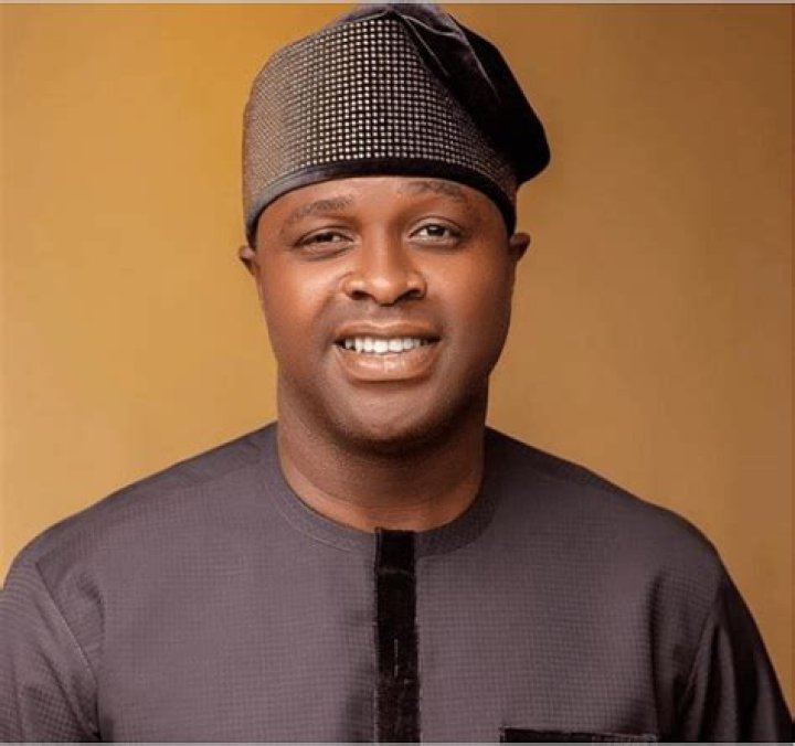 
Woli Agba, Others React As Actor, Femi Adebayo Shows Off His Keyboard Skills Before Service Starts 