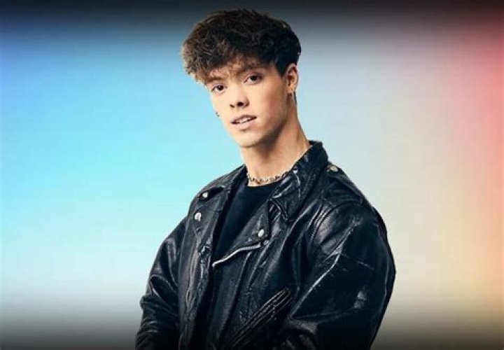 Zach Herron – Bio, Facts, Family Life of Singer