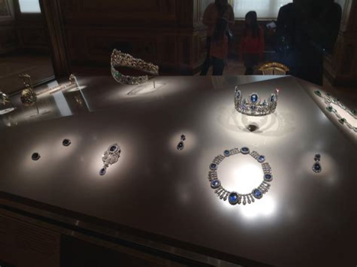 
Zoey Deutch’s LA House Robbed, Cash and Jewelry Worth $300k Stolen 